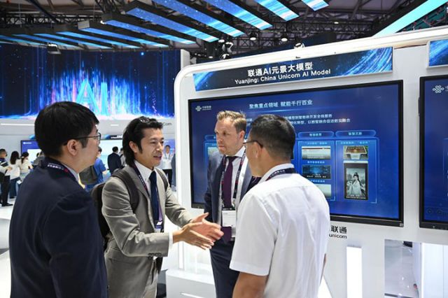 图4  6月18日，中外观众在中国联通展台洽谈。新华社记者 陈爱平 摄.JPG