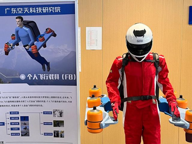 图3  广东空天科技研究院研发的个人飞行载具模型。新华社记者 孙文豪 摄.jpg