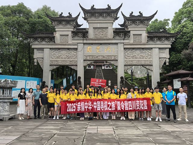 图1  合影留念。张英  摄.jpg