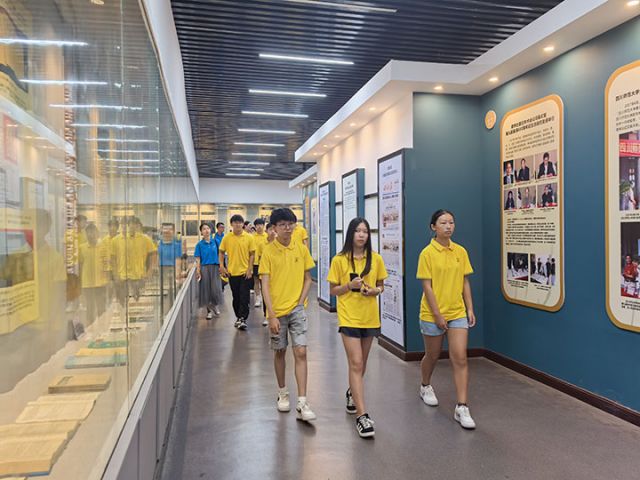 图2  夏令营走进秦九韶纪念馆。张英  摄.jpg