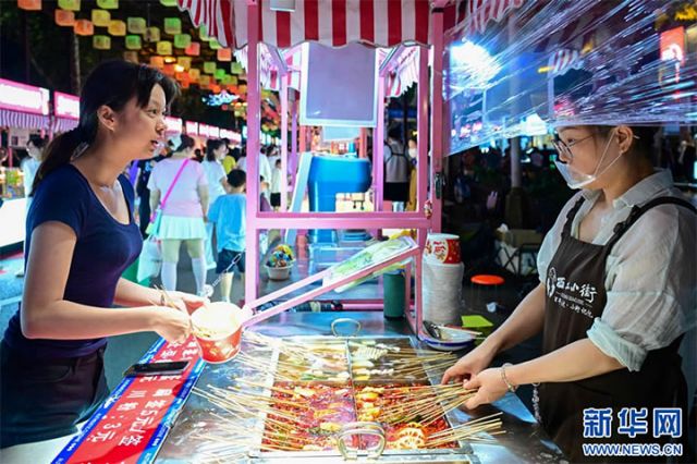 图2  7月10日，游客在洛阳市西工小街选购美食。.jpg