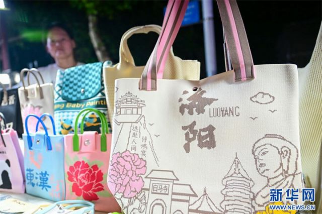 图4  7月10日，洛阳市西工小街售卖的特色文创礼品。.jpg