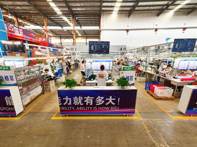 图1  朗特鞋业智慧针车线。潘政吉  摄.jpg