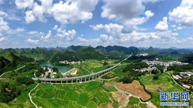 图3  俯瞰广西南丹县芒场镇巴平梯田巨幅稻田画。高东风 摄 拷贝.jpg