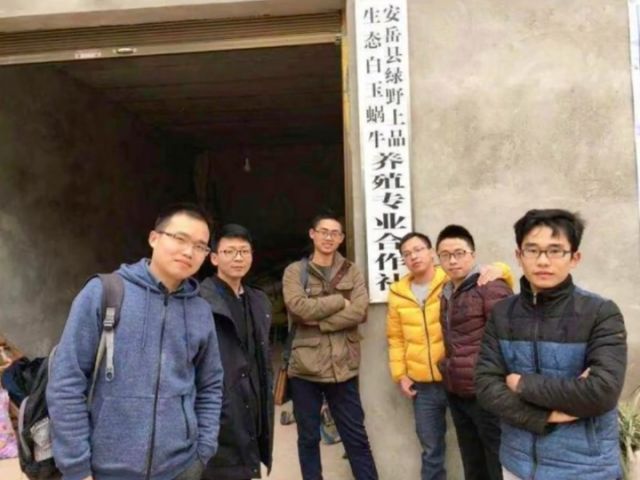 图1  “蜗牛哥”关祖苹（右一）返乡养蜗牛。帽石村  供图.jpg