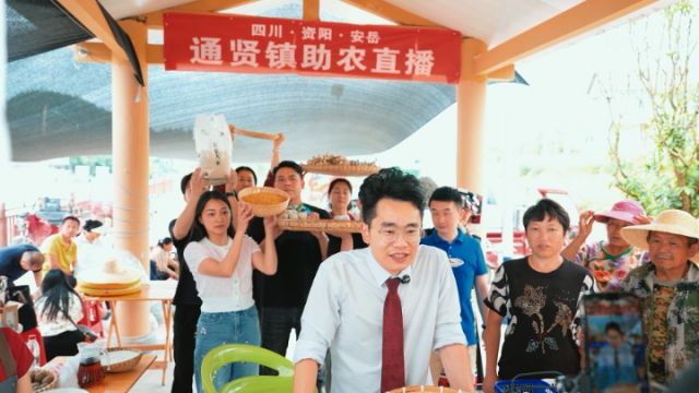 图2  “土货书记”关祖苹通过直播为农户销售“土货”。帽石村  供图.jpg