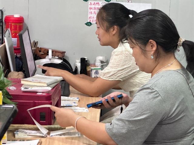 图4  村电商中心工人正在进行快递出单揽件的环节。文倩兮  摄.jpg