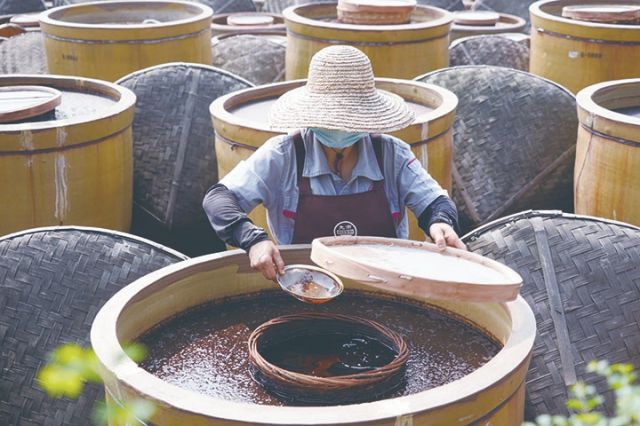 酿造工人正在查看酱油品质  周淼葭 摄.jpg