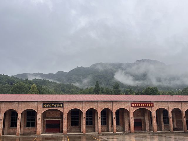 1雨中的红房子.jpg