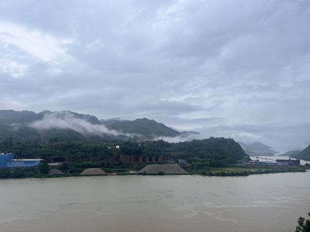 4站在红房子广场远眺大渡河.jpg
