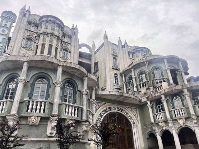 5红房子中最特别的建筑.jpg