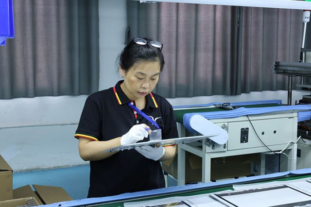 10瀚海精密制造有限公司的质检人员在逐个检查.jpg