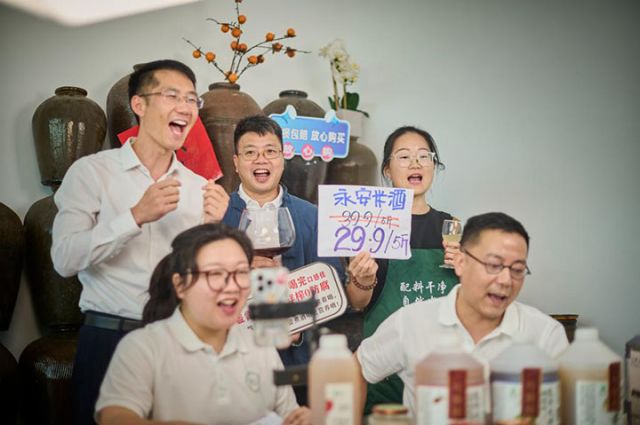 图1  “乡村CEO”刘松（第二排，左一）和同事一起直播带货。新华社发.jpg
