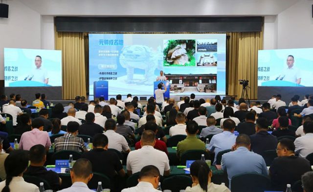 图1  纳溪区高质量推进区域消费中心城市建设大会现场。  高银松 摄.jpg