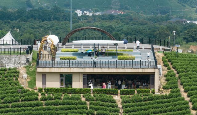 图2  8月5日，游客在安吉溪龙乡黄杜村金叶子景区内的奶茶店欣赏茶园风景。新华社记者翁忻旸 摄.jpg