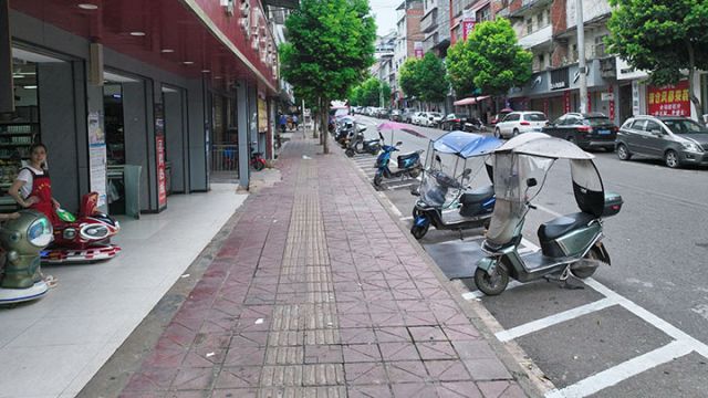图4  规范有序的街面。周礼镇  供图.jpg