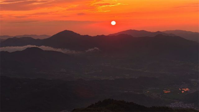 图5  近日，在安徽省池州市九华山风景区，夕阳西沉，鎏金般的晚霞浸染天际，将群峰勾勒出流动的金边。.jpg
