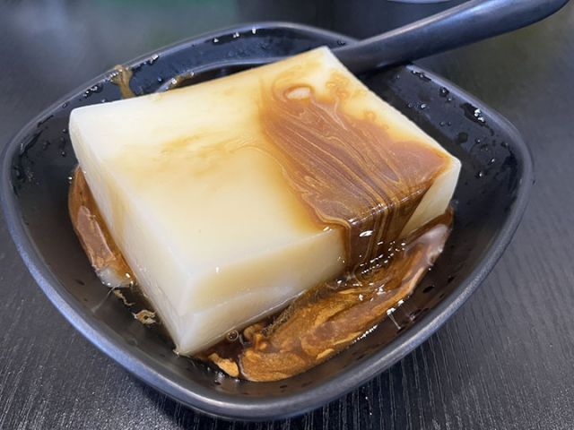 6深受游客喜爱的乐山特色美食——翻砂红糖凉糕.jpg