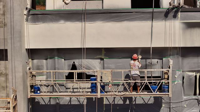 图2  工人正在对墙体施工。易奎西摄.jpg
