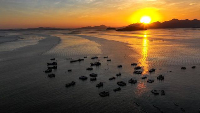 图1  2024年11月29日在霞浦县三沙镇东壁村拍摄的落日（无人机照片）。新华社记者 冯开华 摄.jpg