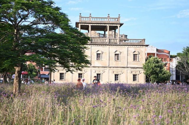 图2  2025年8月19日，游客在福建晋江梧林村体验旅拍。新华社记者 林善传 摄.jpg