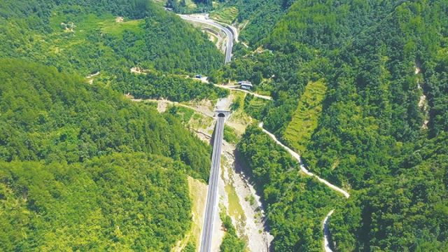 万源市铁矿至黑宝山旅游道路  李飞鹏 摄.jpg