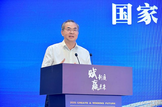 2国家发展改革委原副秘书长、国家低空经济融合创新研究中心专家指导委主任范恒山在会上作主旨演讲.jpg