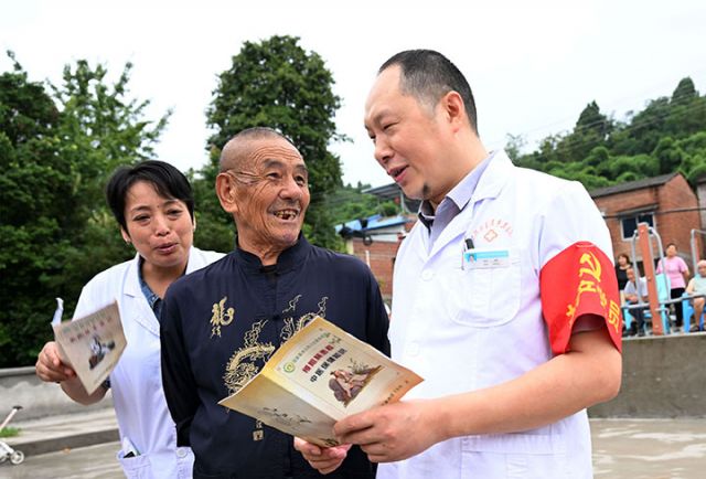 图1  9月17日，内江市东兴区富溪镇田溪口村，镇卫生院医护人员为当地群众普及健康知识。.jpg