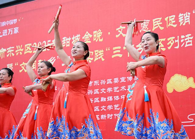 图2  演职人员用文艺演出释放文化活力，传递健康理念，丰富群众精神文化生活。.jpg