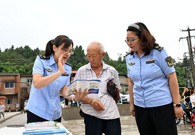 图3  来自该区市场监督管理局的党员志愿者向群众普及食品健康知识.jpg