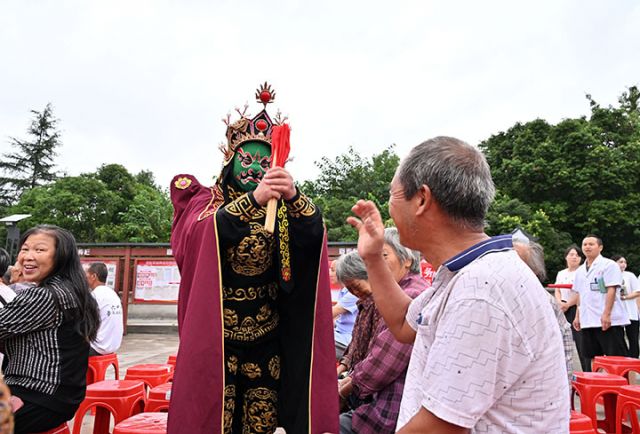 图4  演职人员与群众精彩互动.jpg