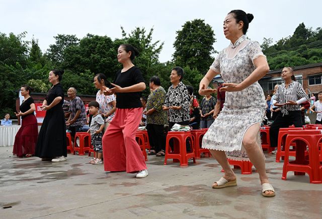 图5  当地群众在医护人员指导下练习八段锦.jpg