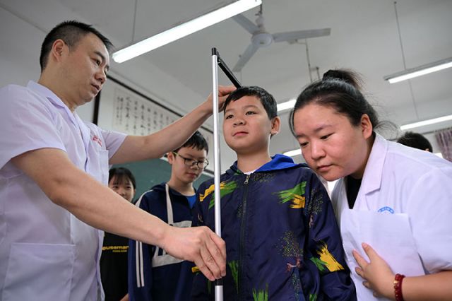 图2  镇卫生院医护人员为该校学生测身高、称体重。.jpg