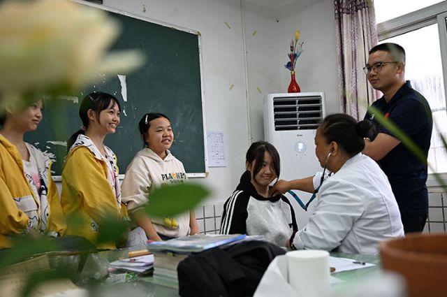 图3  镇卫生院医护人员为该校学生进行内科检查.jpg