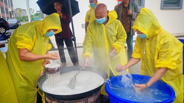图3  几名工人正在制作粉条。闫凯 摄.jpg
