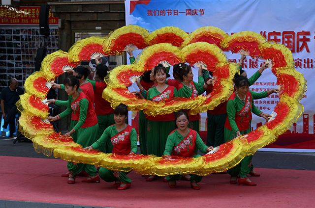 图4  2025年9月25日，内江市东兴区东兴老街，当地群众载歌载舞，喜迎国庆、中秋“双节”。.jpg