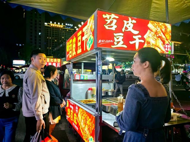 图1  市民在圣高广场购买小吃.jpg