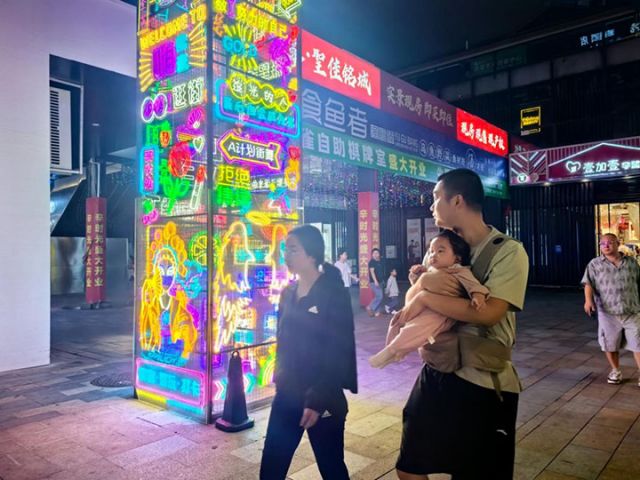 图2  市民在圣高广场逛街.jpg