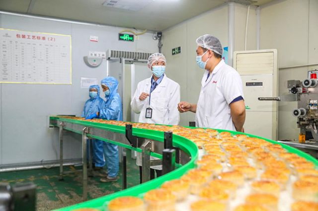 图1  9月23日，前锋区市场监督管理局工作人员（左三）对辖区内月饼生产企业进行食品安全专项检查   前锋融媒 丁彦博 摄.jpg