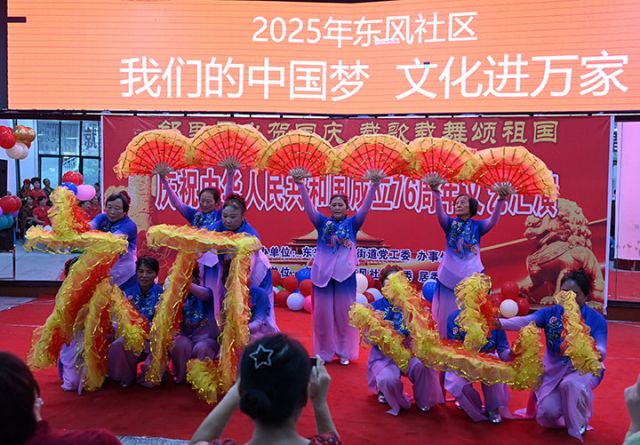 图1  9月26日，内江市东兴区新江街道东风社区，当地干部群众表演精彩的文艺节目。.jpg