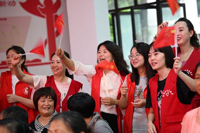 图2  志愿者和当地干部群众挥动着五星红旗喜迎国庆，祝福祖国。.jpg
