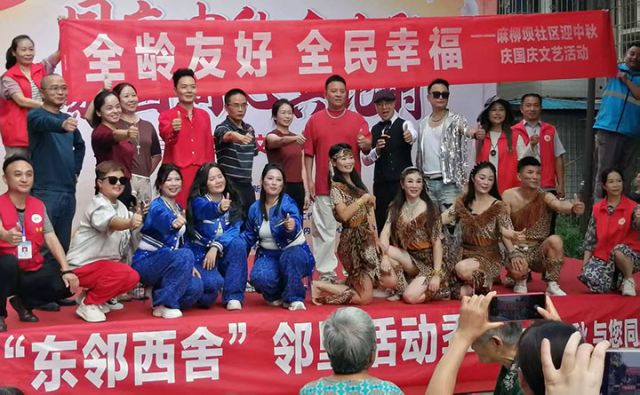 图3  9月25日，内江市东兴区新江街道麻柳坝社区，当地干部群众用文艺演出礼赞祖国，喜迎中秋。.jpg