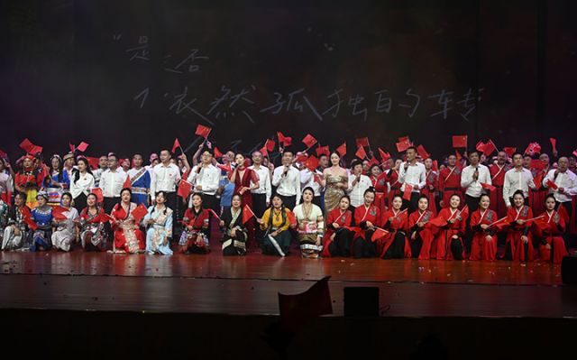 图3  9月28日，内江市东兴区椑木镇干部群众在内江师范学院长弘剧院表演精彩的文艺节目。.jpg
