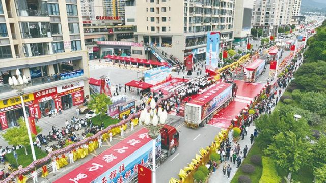 丰收的石榴装车运往全国各地消费市场  黄正伟 摄.jpg