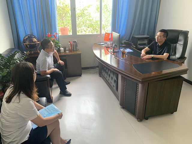 党员深入企业对接金融服务.jpg