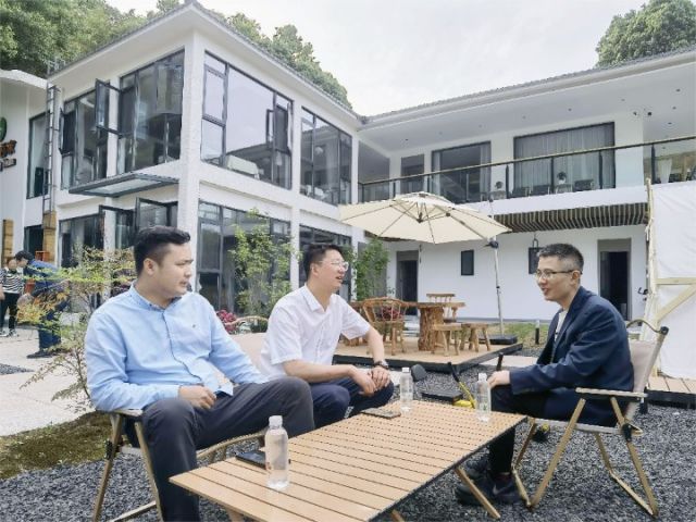 越来越多的游客到茶山名宿休闲放松.jpg