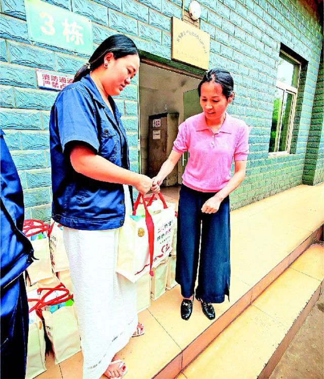 图1  蹲点组成员慰问一线职工.jpg