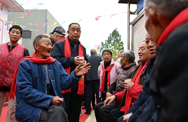 图2  村里的老人正在拉家常，进行情感交流。.jpg