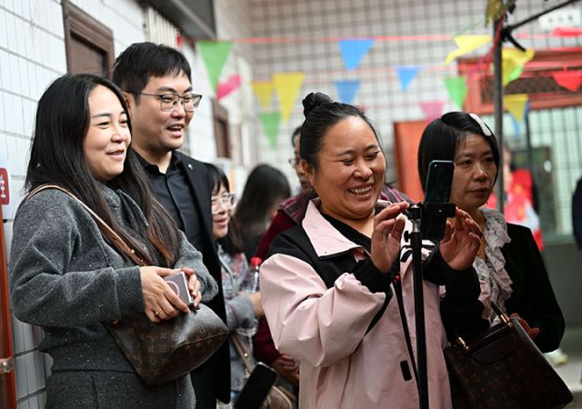 图3  当地干部群众正在进行网络直播.jpg