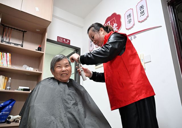 图1  10月29日，内江市东兴区东兴街道金山社区，志愿者为老人义剪。.jpg